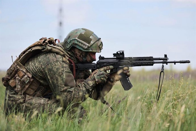 RÚSSIA, REPÚBLICA POPULAR DE DONETSK - 1º DE JULHO DE 2025: Um militar da 90ª Divisão de Tanques, Grupo de Forças Tsentr [Centro], recebe treinamento de ataque de infantaria durante a operação militar especial