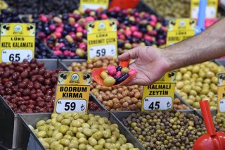 Archivo - Aceitunas en un mercado de Estambul (Turquía)
