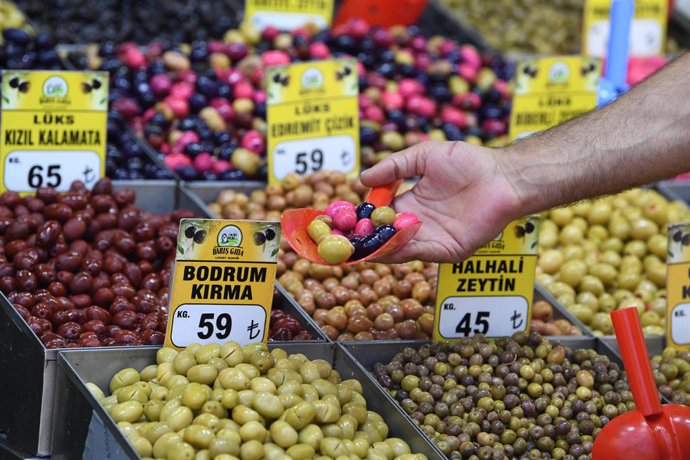 Archivo - ISTANBUL, July 7, 2022  -- Various olives are sold at Spice Bazaar in Istanbul, Turkey, on July 6, 2022. Istanbul's famous Spice Bazaar, which used to bustle with local shopping before Eid al-Adha, has fewer visitors this year due to the declini