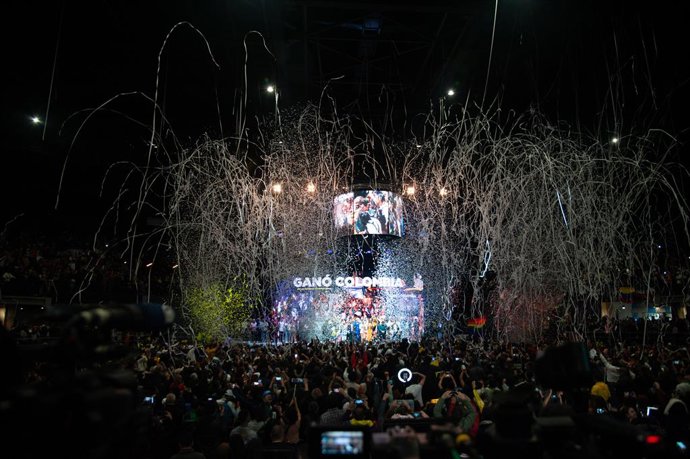Archivo - Arquivo - 19 de junho de 2022, Bogotá, Cundinamarca, Colômbia: As pessoas comemoram na Movistar Arena em Bogotá, Colômbia, depois que os resultados mostraram o candidato presidencial de esquerda Gustavo Petro como o primeiro presidente de esquer