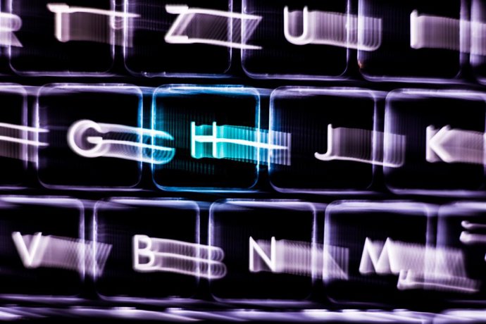 Archivo - Arquivo - 17 de fevereiro de 2023, Duesseldorf, Renânia do Norte-Vestfália, Alemanha: Imagem simbólica: teclado de laptop iluminado no escuro em 17 de fevereiro de 2023. Ataques de hackers a sites de aeroportos alemães ofuscam o país em 16 de fe
