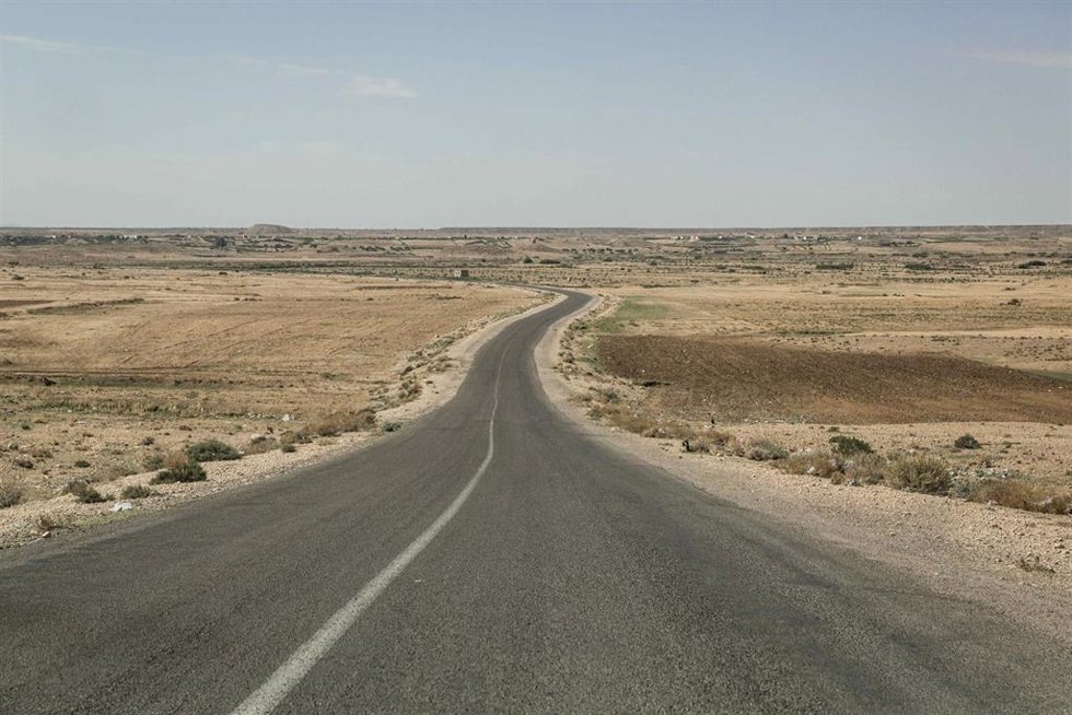 Archivo - Hassi El Frid Amour, carretera de Argelia, Kasserine, Túnez (archivo)