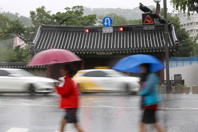 Archivo - SEOUL, Aug. 10, 2023  -- People walk on a street in the rain brought by Typhoon Khanun in Seoul, South Korea, Aug. 10, 2023. Typhoon Khanun brought powerful wind and heavy rain to parts of South Korea.