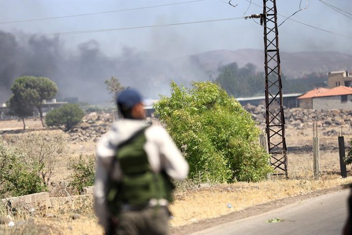SWEIDA, 18 de julho de 2025 -- Fumaça sobe durante confrontos na cidade de Wolgha, na zona rural ocidental de Sweida, sul da Síria, em 18 de julho de 2025. As autoridades interinas da Síria emitiram na sexta-feira um pedido de contenção em meio à escalada