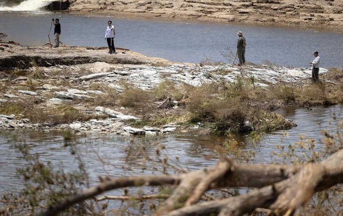 HOUSTON, 13 de julho de 2025 -- Pessoas procuram vítimas perto do rio Guadalupe em Kerrville, Texas, Estados Unidos, em 12 de julho de 2025.