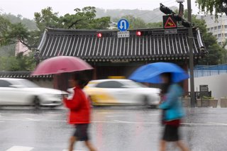 Archivo - SEOUL, Aug. 10, 2023  -- People walk on a street in the rain brought by Typhoon Khanun in Seoul, South Korea, Aug. 10, 2023. Typhoon Khanun brought powerful wind and heavy rain to parts of South Korea.