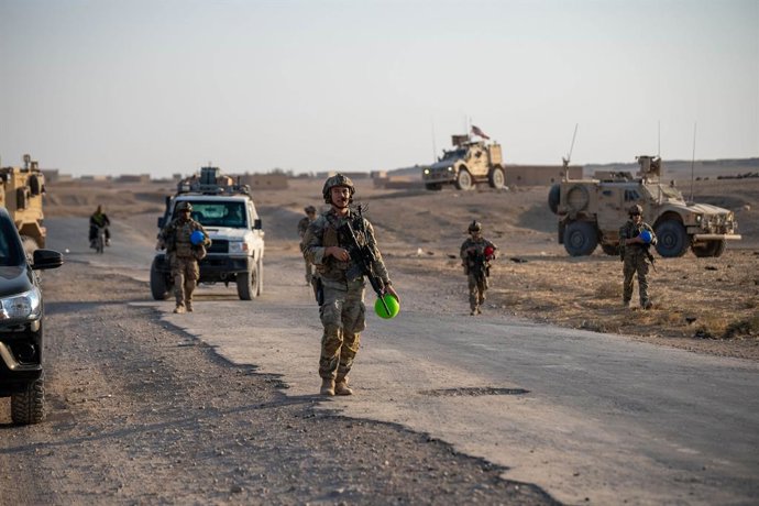 Archivo - 31 de outubro de 2024 - Síria - Soldados do Exército dos EUA, designados para a Força-Tarefa Conjunta de Operações Especiais Combinadas do Levante, fornecem brinquedos e produtos de higiene a um vilarejo local durante uma patrulha de segurança e