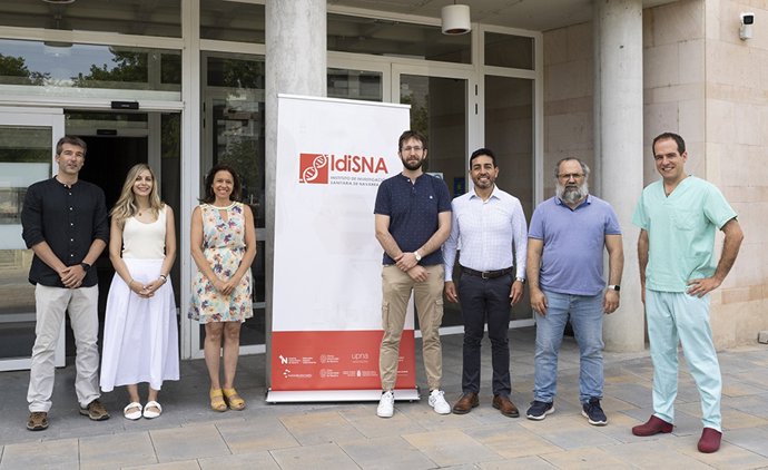 Investigadores del proyecto. De izq. A dcha.: Pablo Ruisoto, Sara Oneca, Almudena Sánchez Villegas, Cédric Marco, Alcibíades Segundo Díaz, Jaime Andrés Rincón y Gonzalo Luis Alonso, en la Facultad de Ciencias de la Salud de la UPNA.