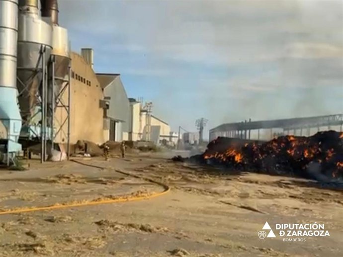 Imagen del incendio que ha afectado a una nave de almacén de alfalfa y paja en el Polígono Valdeferrín.