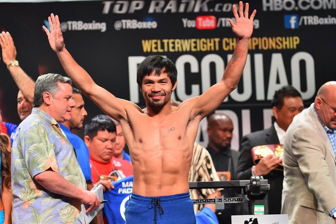 Archivo - FILED - 08 April 2016, US, Las Vegas: Filipino boxer Manny Pacquiao acknowledges the crowd during an  official pre-fight weigh in at the MGM Grand Garden Arena in Las Vegas. World boxing icon Manny Pacquiao said Monday he was not yet throwing in