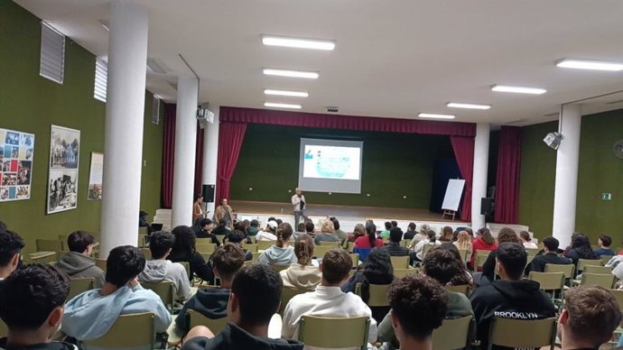 Charla de la Asociación 'Canarias 1.500 Km de Costa' a estudiantes