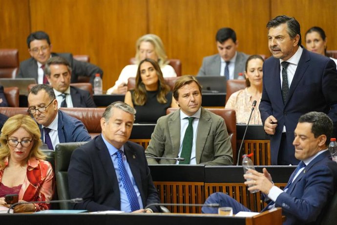 Archivo - El presidente de la Junta, Juanma Moreno (i), y los consejeros de Presidencia, Antonio Sanz (c); y de Economía, Hacienda y Fondos Europeos, Carolina España (i), en el Pleno del Parlamento mientras habla el portavoz del PP-A, Toni Martín. (Foto d