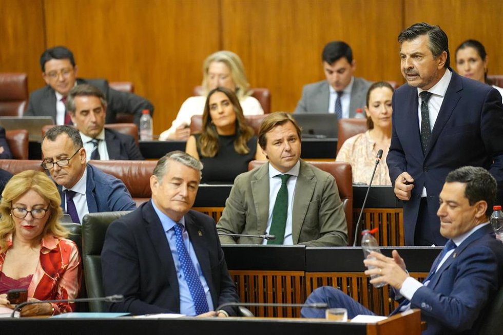 Archivo - El presidente de la Junta, Juanma Moreno (i), y los consejeros de Presidencia, Antonio Sanz (c); y de Economía, Hacienda y Fondos Europeos, Carolina España (i), en el Pleno del Parlamento mientras habla el portavoz del PP-A, Toni Martín. (Foto