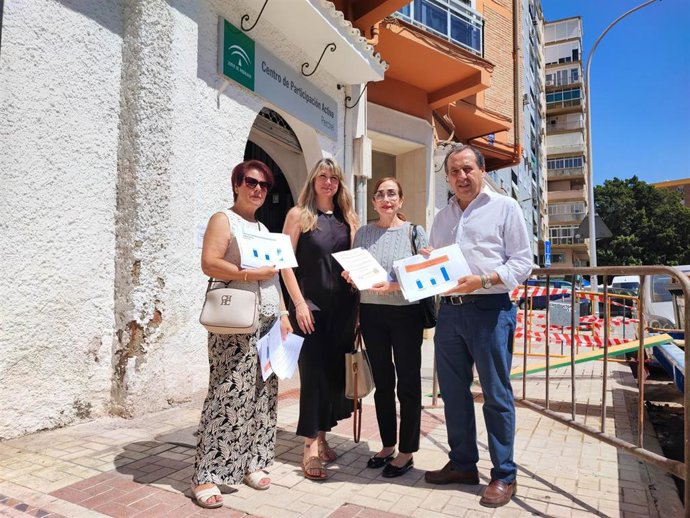 José Luis Ruiz Espejo, Estefanía Martín Palop, María Cruz Mariscal y Elena Álvarez, frente al Centro de Participación Activa 'Perchel'.