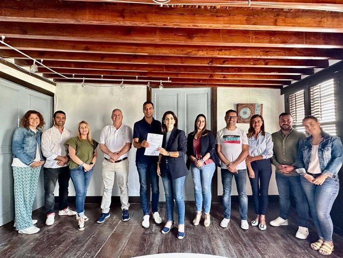 Archivo - Representantes de CC y PP en la firma del pacto de Gobierno en el Ayuntamiento de Guía de Isora