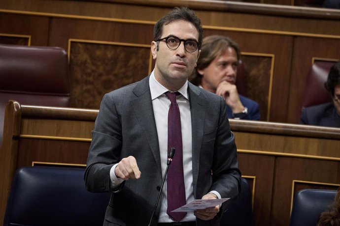 Archivo - El ministro de Economía, Carlos Cuerpo, interviene durante una sesión de control al Gobierno, en el Congreso de los Diputados, a 18 de junio de 2025, en Madrid (España). Sánchez participa en la sesión de control al Gobierno de hoy para responder