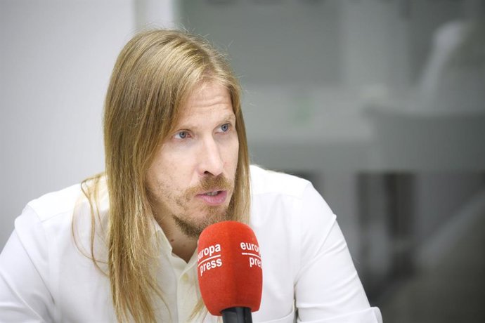 O secretário de organização e co-porta-voz do Podemos, Pablo Fernández, durante uma entrevista para a Europa Press, em 17 de julho de 2025, em Madri (Espanha).