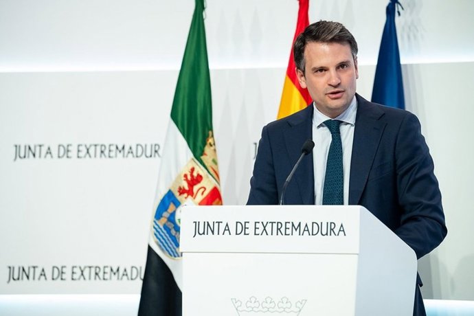 Archivo - El consejero de Presidencia, Interior y Diálogo Social, Abel Bautista, en rueda de prensa en Mérida. Imagen de archivo