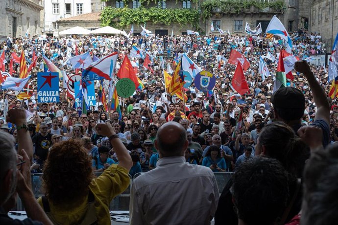 Archivo - Asistentes a una manifestación que ha convocado el BNG con motivo del Día da Patria Galega, a 25 de julio de 2022, en Santiago de Compostela, Galicia.