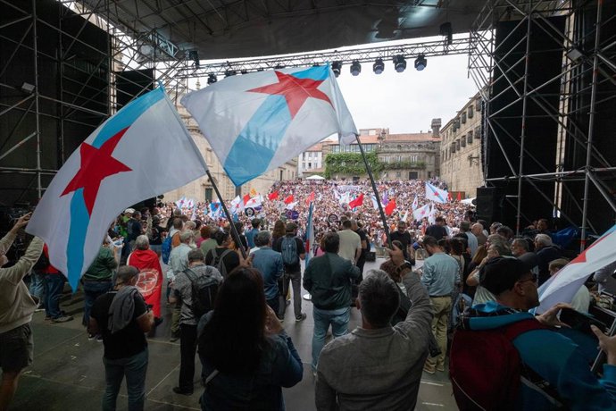 Archivo - Un grupo de personas durante una marcha convocada por BNG que parte de la Alameda, a 25 de julio de 2023, en Santiago de Compostela, A Coruña, Galicia.