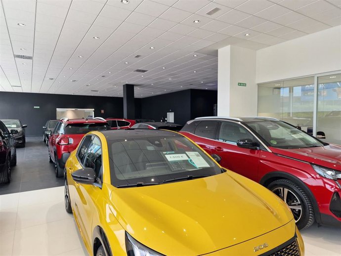 Archivo - Concesionario de coches.