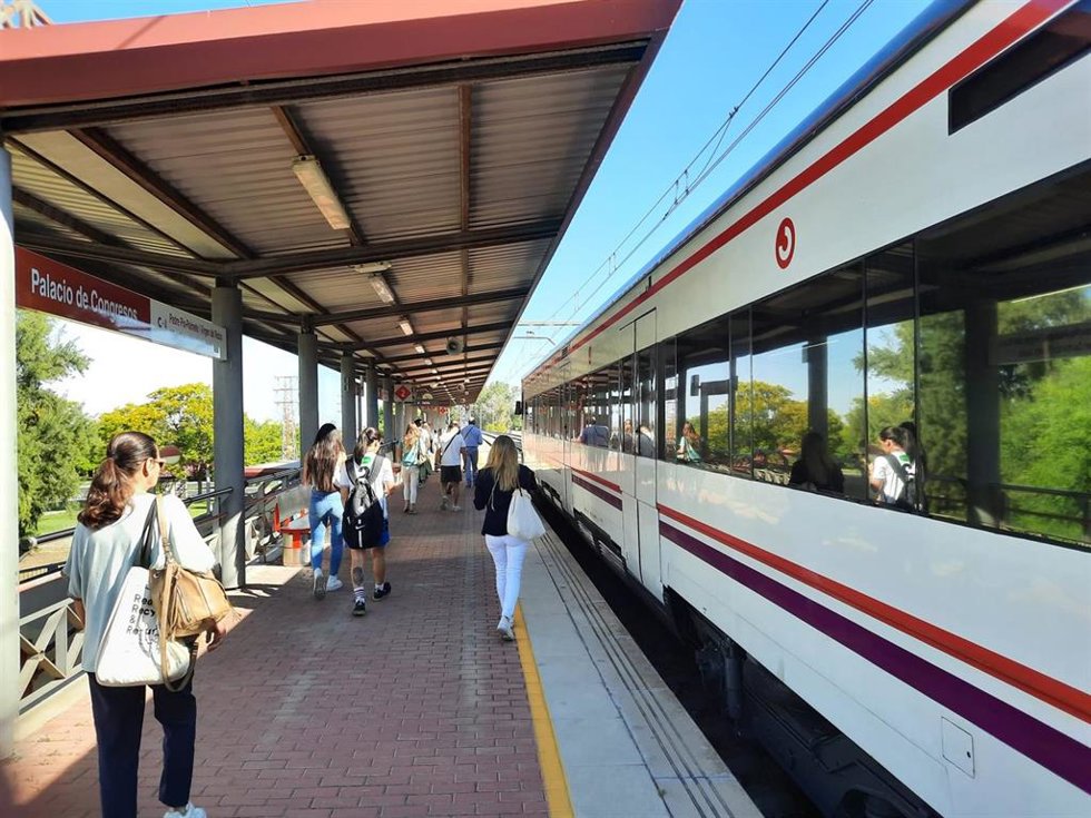 Archivo - Usuarios de la línea C4 de Cercanías Renfe en la parada del Palacio de Congresos de Sevilla (Fibes). 
