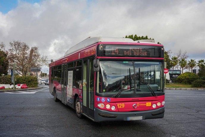 Archivo - Autobús de Tussam circulando por el centro de la ciudad. A 23 de enero de 2025, en Sevilla (Andalucía, España).