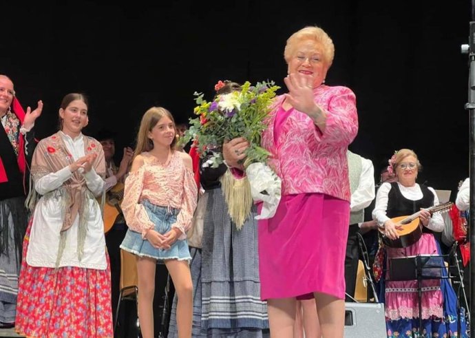 Imagen de archivo de Pilar Sicilia de Miguel recibiendo en 2023 el Premio de Honor de la Federación Nacional de Asociaciones de Coros y Danzas