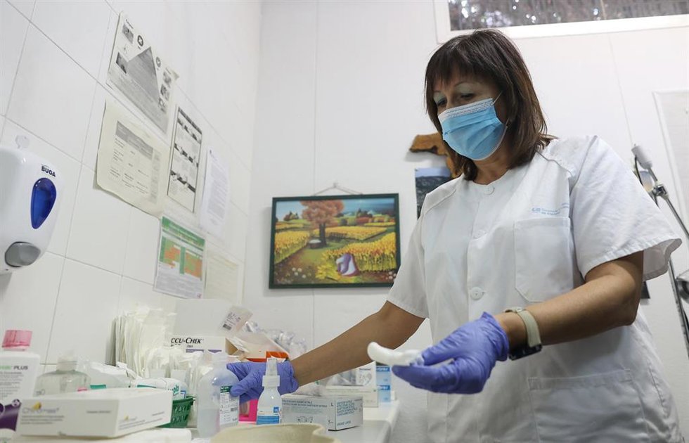 Archivo - Vacuna contra la gripe a un paciente en el Centro de Salud Barrio del Pilar, en Madrid (España).