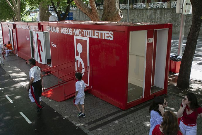 Archivo - Ejemplo de los baños que el PSOE reclama instalar en Valladolid durante las Fiestas.