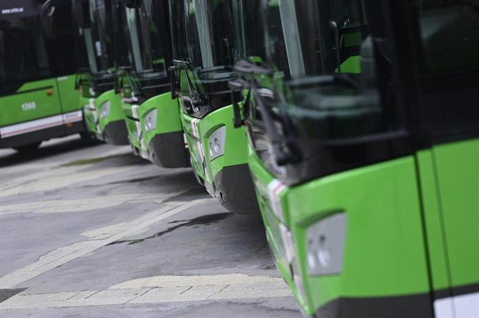 Archivo - Autobuses interurbanos en Majadahonda