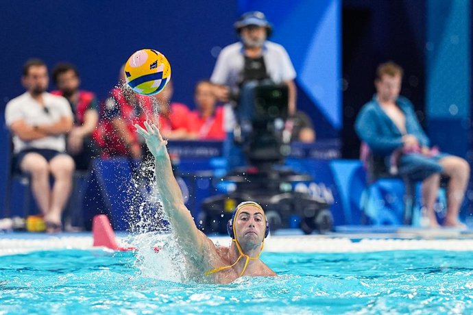 Archivo - Bernat Sanahuja, da Espanha, em ação durante as quartas de final masculinas de polo aquático entre Croácia e Espanha na Paris La Defense Arena durante os Jogos Olímpicos de Paris 2024 em 7 de agosto de 2024 em Paris, França.