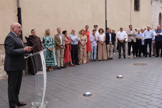 El alcalde de Valladolid, Jesús Julio Carnero, junto al resto de autoridades en la inaguración de la plaza Teófanes Egido.