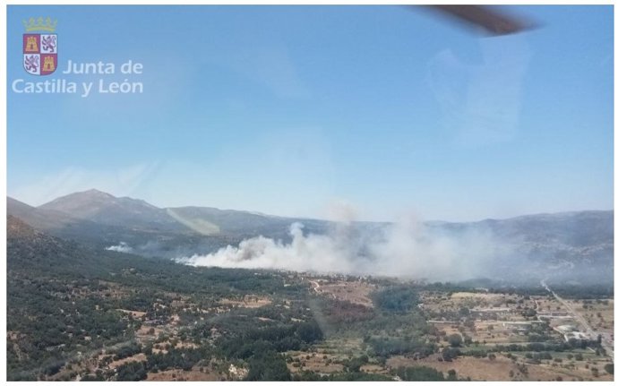 Incêndio florestal em Navaluenga (Ávila) em seus estágios iniciais.