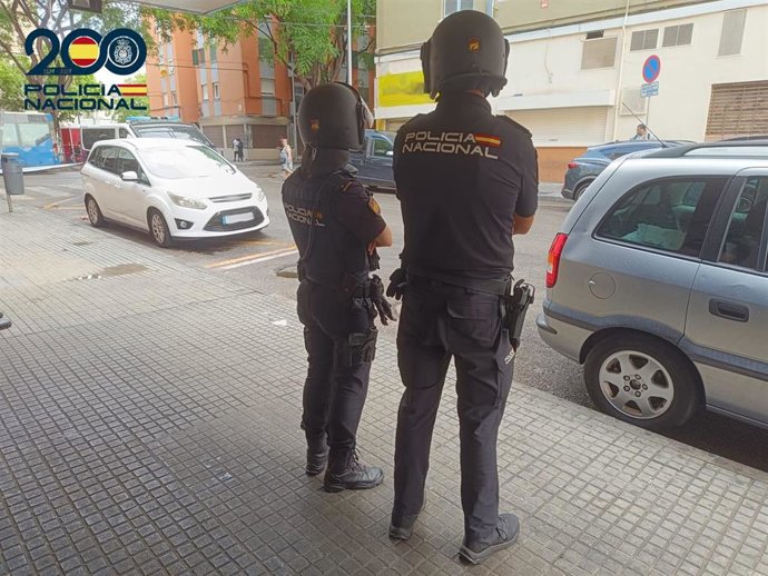 Dos agentes de la Policía Nacional.