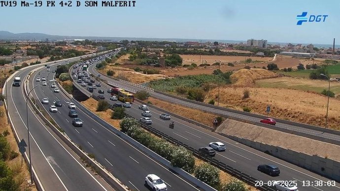 Imagen de las retenciones provocadas por un accidente de tráfico en la Ma-19.