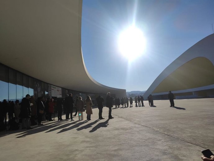 Archivo - Autoridades y medios de comunicación antes de un acto en el Centro Niemeyer de Avilés