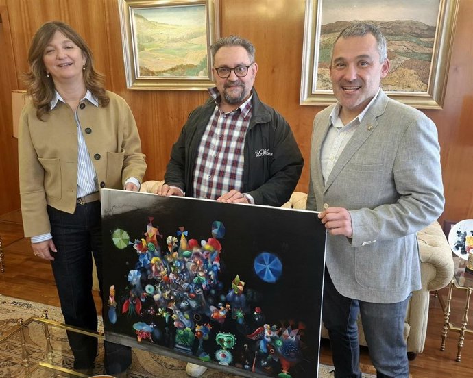 La rectora de la ULE, Nuria González; el vicerrector de Estudiantes, Cultura y Deportes, Diego Soto, y el artista José de León