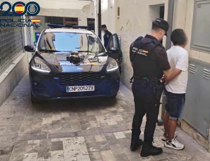 Agentes de la Policía Nacional con el detenido en Manacor.