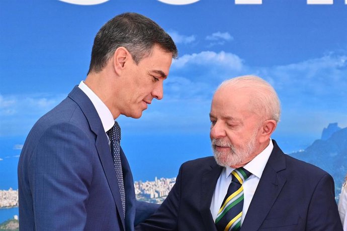 Archivo - El presidente de Gobierno, Pedro Sánchez (i), y el presidente de la República Federativa de Brasil, Luiz Inácio Lula da Silva (d), durante la Cumbre del G20, a 18 de noviembre de 2024, en Río de Janeiro (Brasil)