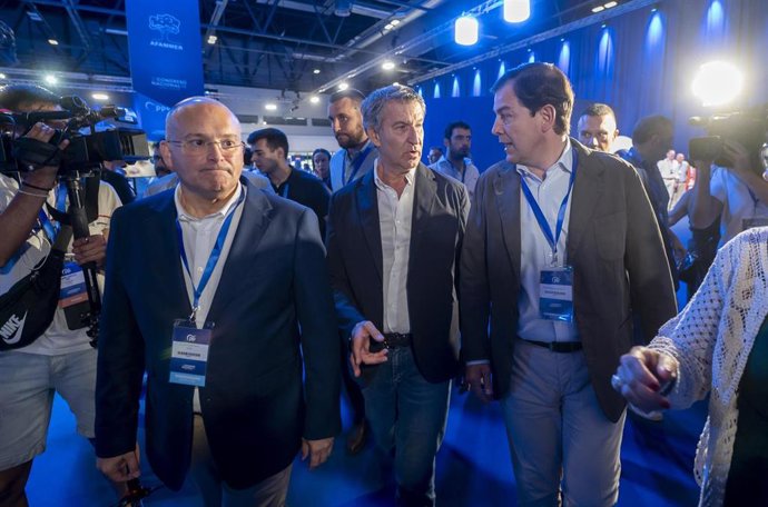 (I-D) El diputado del PP y exportavoz del PP en el Congreso, Miguel Tellado, el presidente del PP, Alberto Núñez Feijóo, y el presidente de la Junta de Castilla y León, Alfonso Fernández Mañueco, durante la segunda jornada del XXI Congreso Nacional del PP