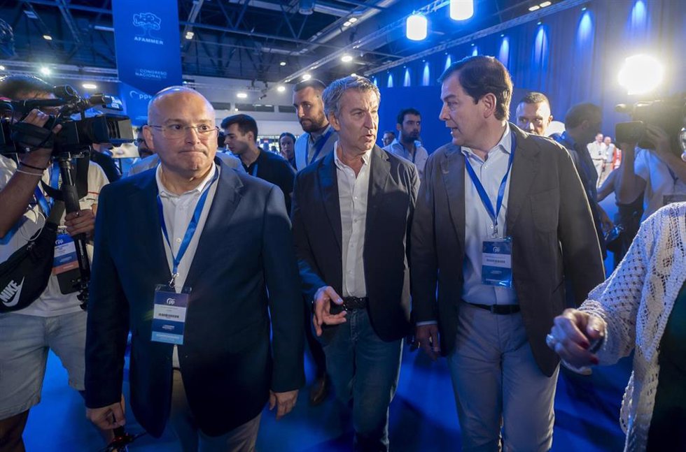 (I-D) El diputado del PP y exportavoz del PP en el Congreso, Miguel Tellado, el presidente del PP, Alberto Núñez Feijóo, y el presidente de la Junta de Castilla y León, Alfonso Fernández Mañueco, durante la segunda jornada del XXI Congreso Nacional del 