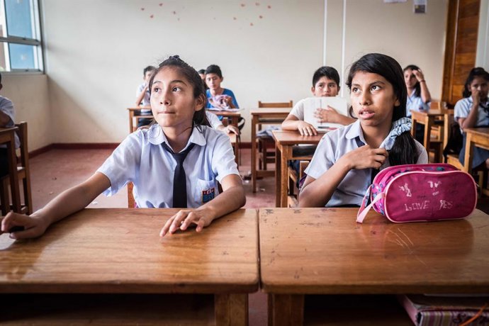 Archivo - 21 de novembro de 2019, Madre de Dios, Peru: No vilarejo de Santa Rosa, no coração da região amazônica de Madre de Dios, os alunos da escola de ensino médio José Carlos Mariategui estão participando de uma campanha de prevenção sobre os riscos à
