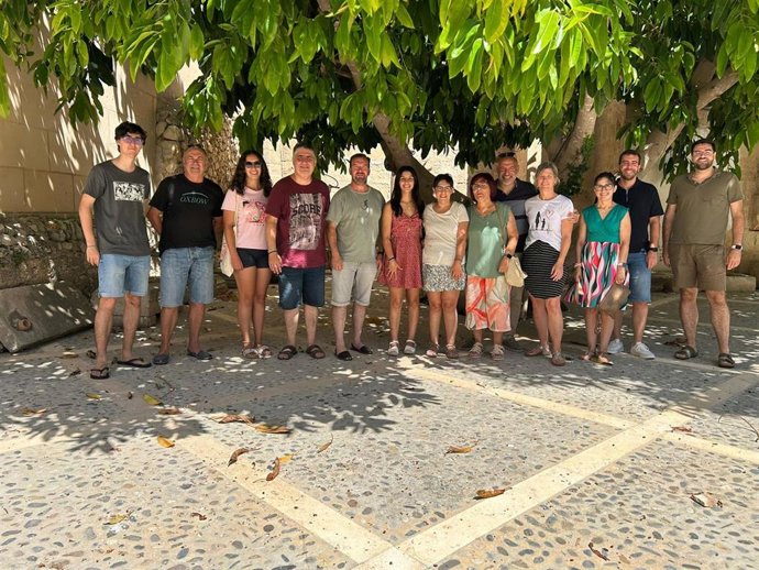 Miembros del PSIB de Lloret de Vistalegre tras la celebración de su asamblea.