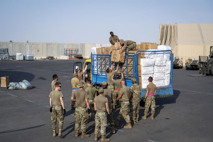 Archivo - August 20, 2021 - Al Dhafra Air Base, Abu Dhabi, United Arab Emirates - U.S. Air Force Airman from the 380th Expeditionary Contracting Squadron, 380th Expeditionary Logistics Readiness Squadron, and the 380th Expeditionary Civil Engineer Squadro