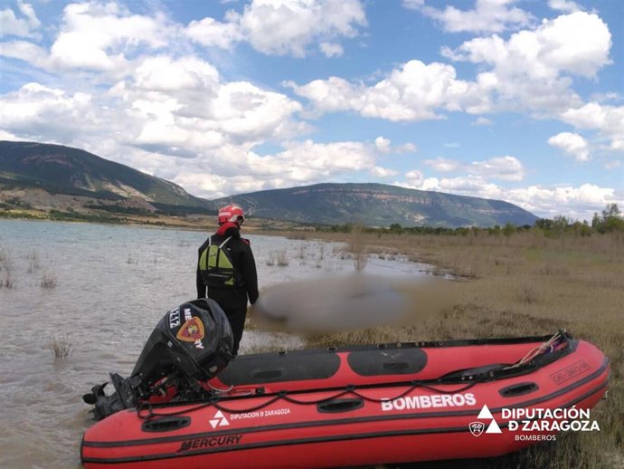Efectivos de bomberos de la DPZ en el rescate del deportista fallecido en el pantano de Yesa.