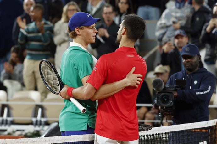 Archivo - Winner Jannik Sinner of Italy hugs Novak Djokovic of Serbia at the net after their semifinal on day 13 of Roland-Garros 2025, French Open, Grand Slam tennis tournament on June 6, 2025 at Roland-Garros stadium in Paris, France - Photo Jean Catuff