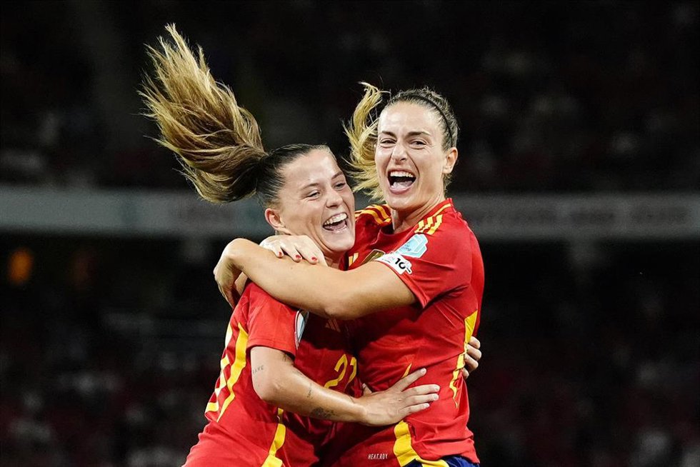 Claudia Pina celebra con Alexia Putellas su gol ante Suiza en los cuartos de final de la Eurocopa de 2025