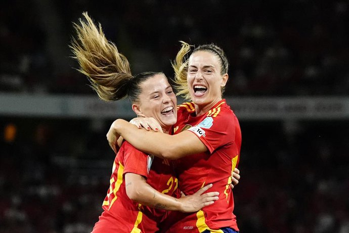 18 de julho de 2025, Suíça, Berna: Claudia Pina (esq.), da Espanha, comemora o segundo gol de sua equipe com Alexia Putellas durante a partida de futebol das quartas de final da UEFA Women's Euro 2025 entre Espanha e Suíça no Estádio Wankdorf. Foto: Nick 