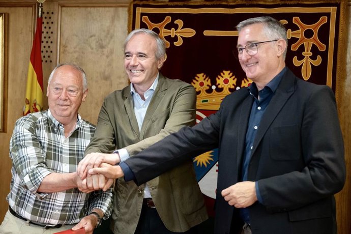 Archivo - El presidente del Gobierno de Aragón, Jorge Azcón; el consejero de Medio Ambiente y Turismo, Manuel Blasco; y el alcalde de Panticosa, Jesús María Úriz.